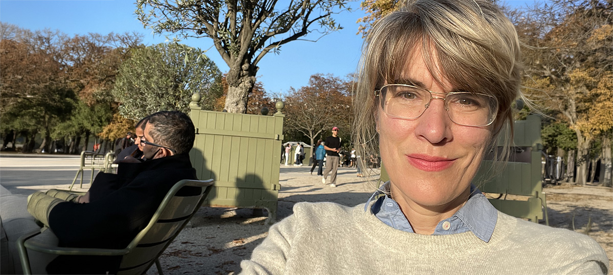 En leende kvinna i solen