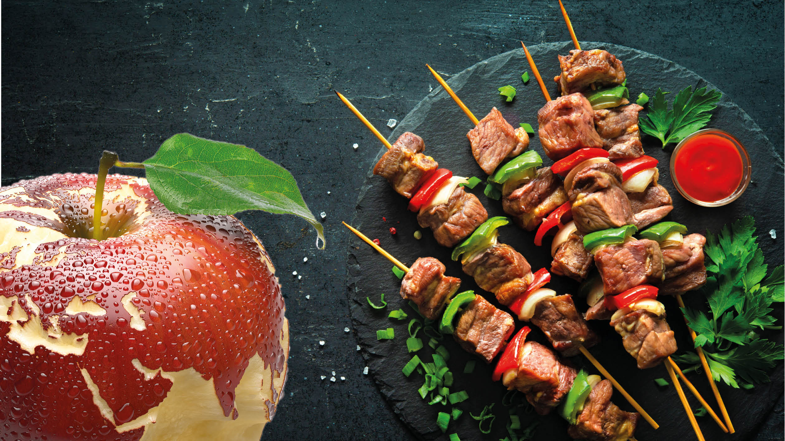 Grillspett med kött och grönsaker på en tallrik. Foto: iStock.