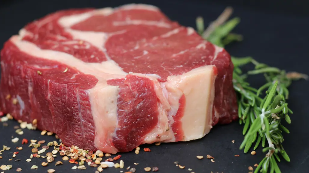 En köttbit, foto tomwieden från Pixabay.
