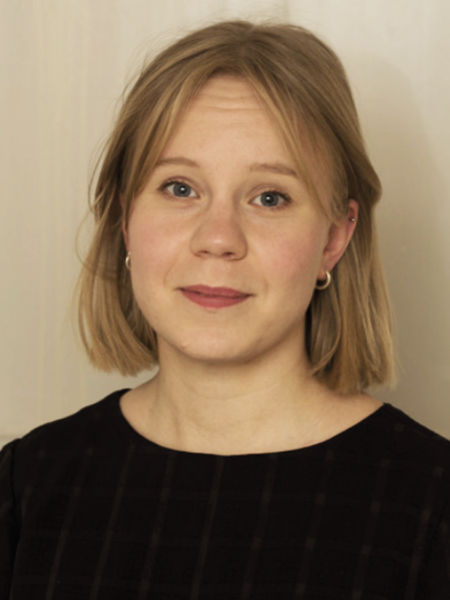 En kvinna i svart tröja. Foto.