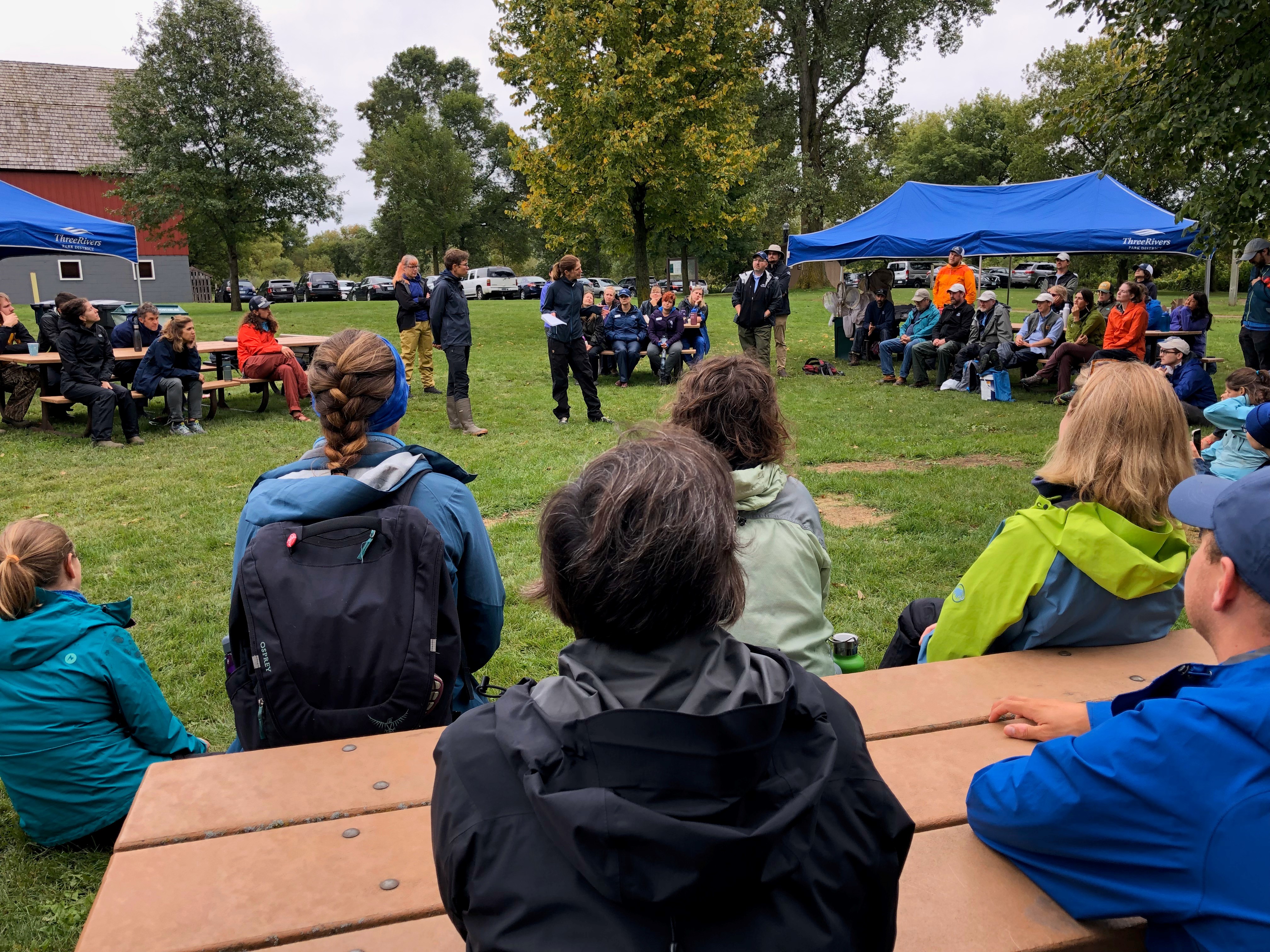 Personer utomhus på en gräsmatta