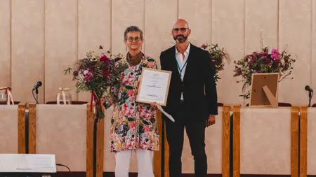 Dr. Frederico Meireles President of ECLAS delade ut årets utmärkelse för framstående utbildare (Outstanding educator award) till Maria Kylin under årets, ECLAS, konferens i Slovakien. Foto: Peter Bednár