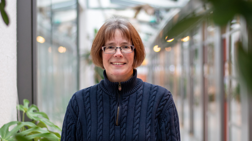 Porträttfoto på en kvinna inomhus.