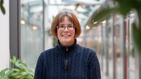 Porträttfoto på en kvinna inomhus.