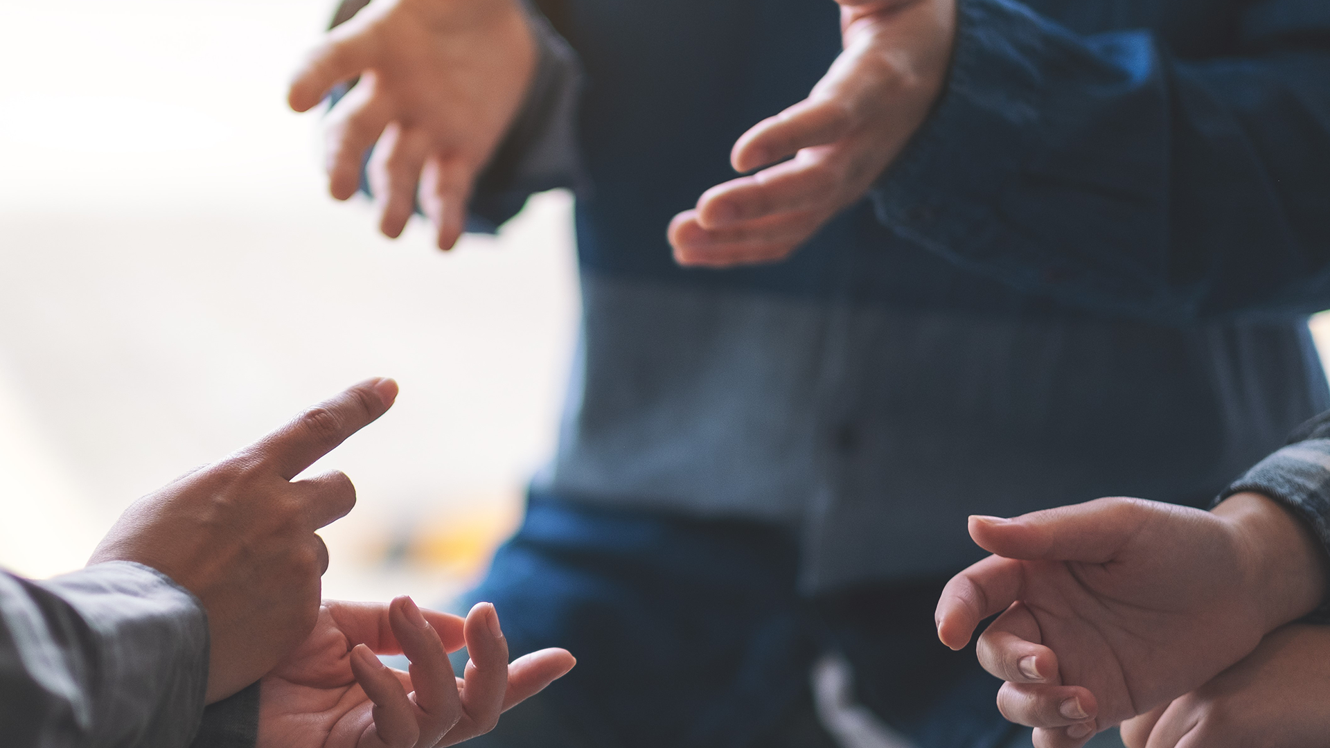 Tre par händer indikerar att ett samtal pågår.