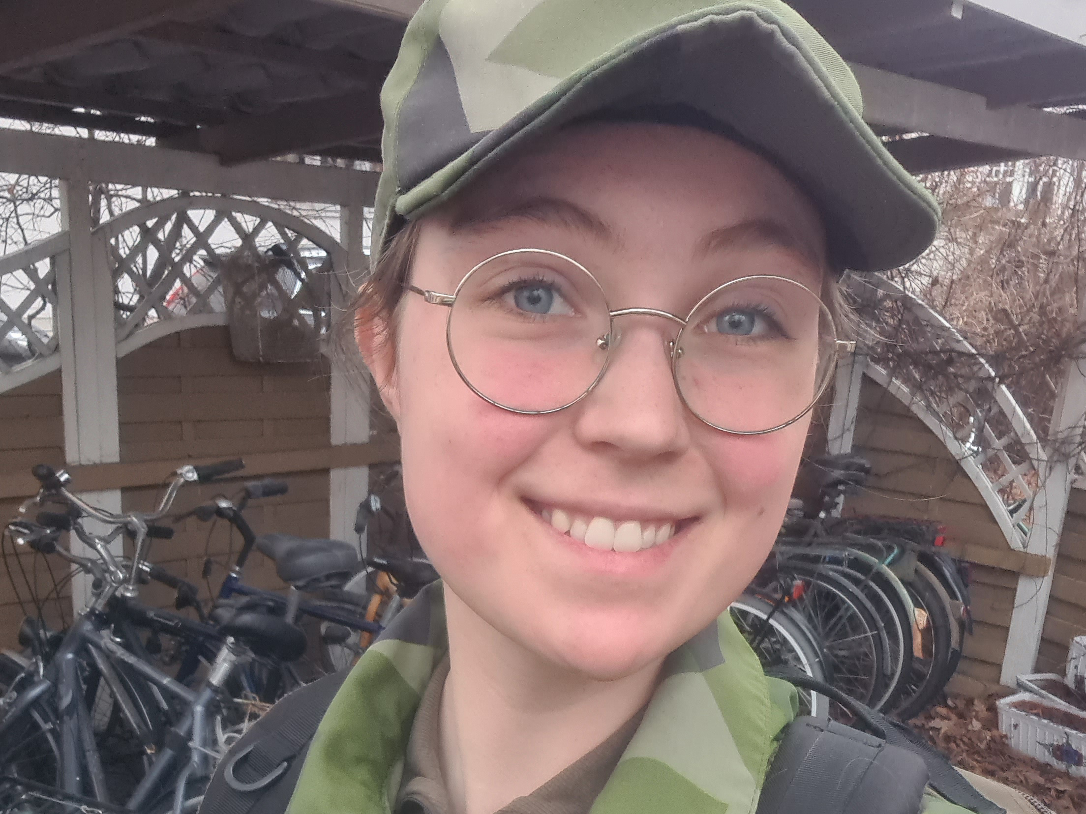 Ung kvinna i uniform