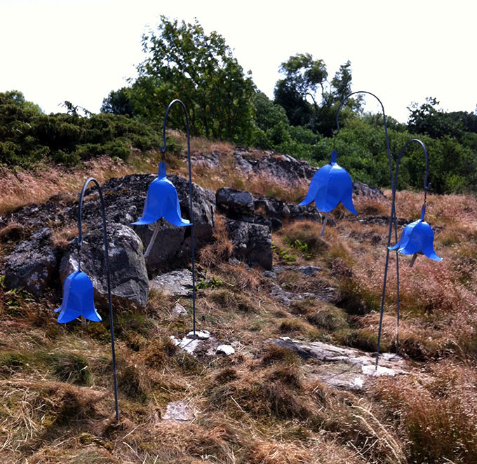 Stora konstgjorda blåklockor utomhus. 