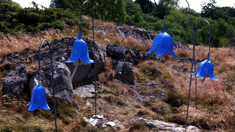 Stora konstgjorda blåklockor utomhus.