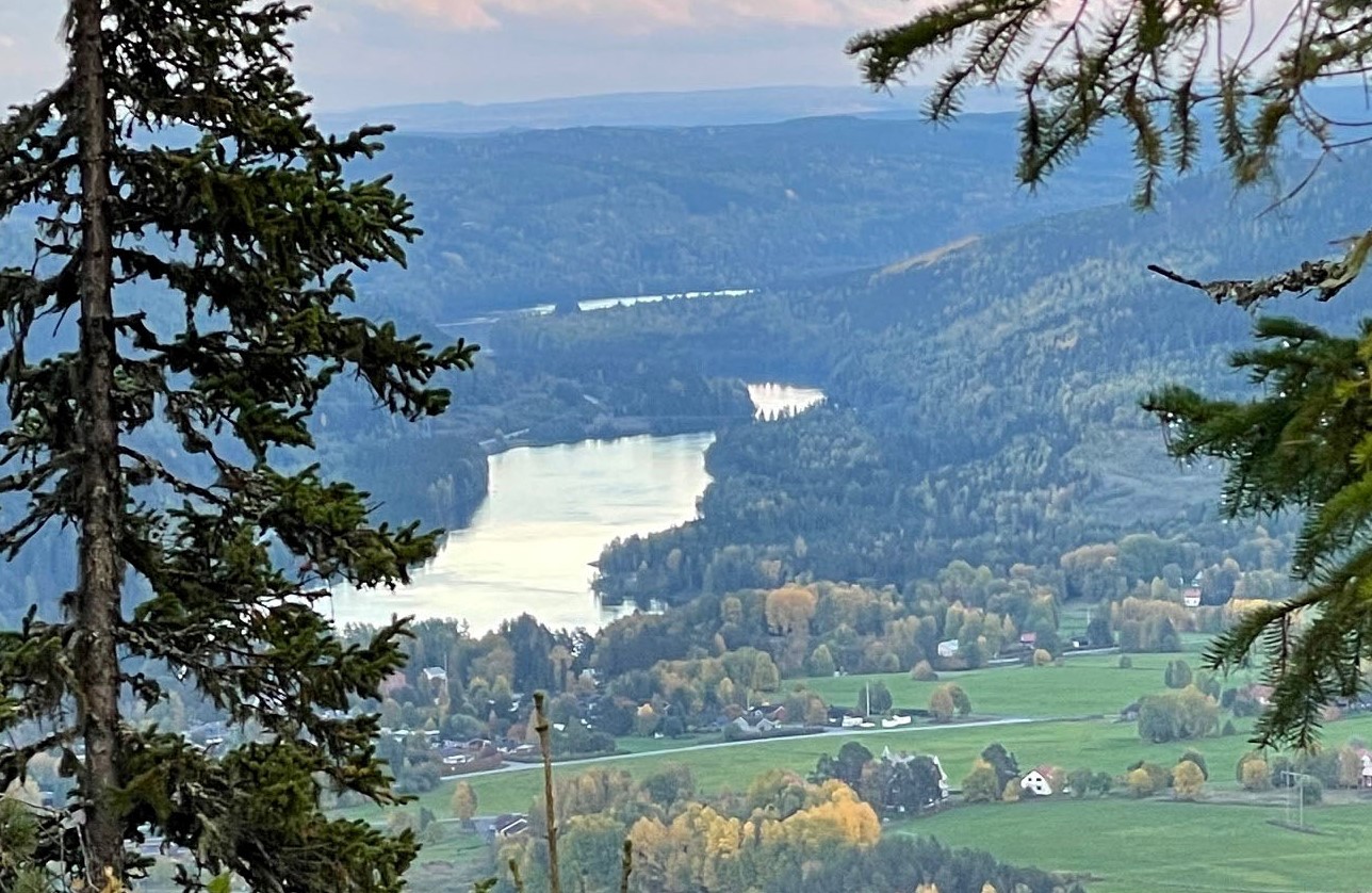 Bilden visar en fantastisk vy över Ragundadalen och Indalsälven.  