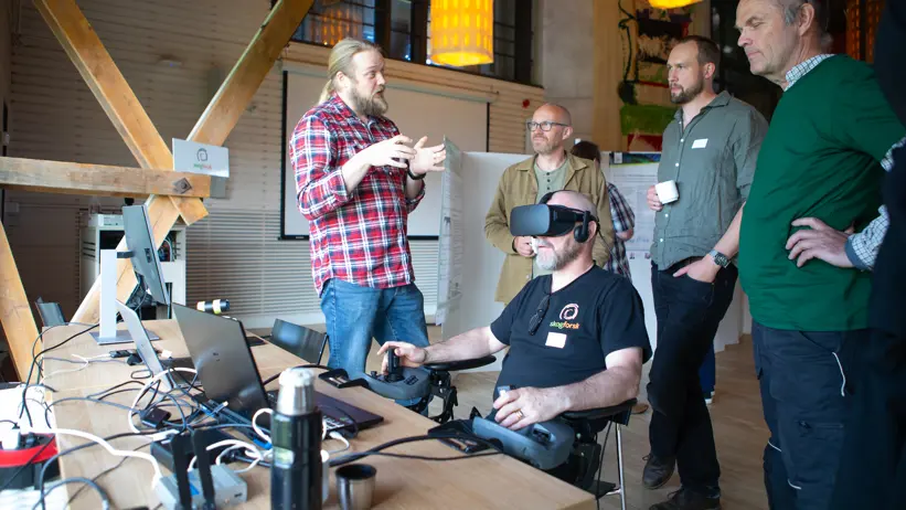 Foto på person som testar VR-teknik-