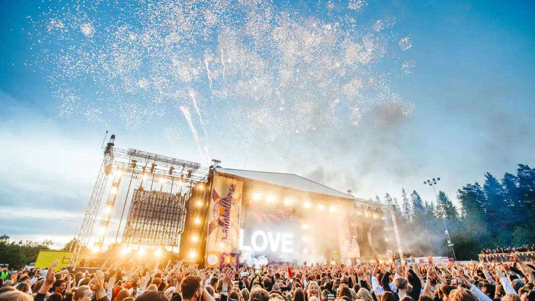 Outdoor stage with a large crowd in front, Photocred: Visit Umeå