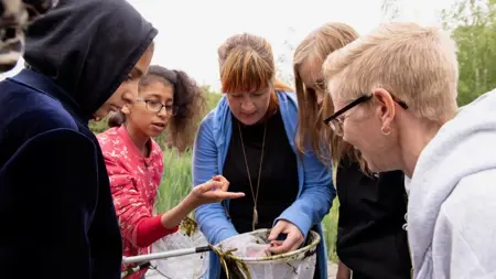 Utomhuspedagogen Stephanie Anvelid visar spännande kryp som hon fått i sin håv.