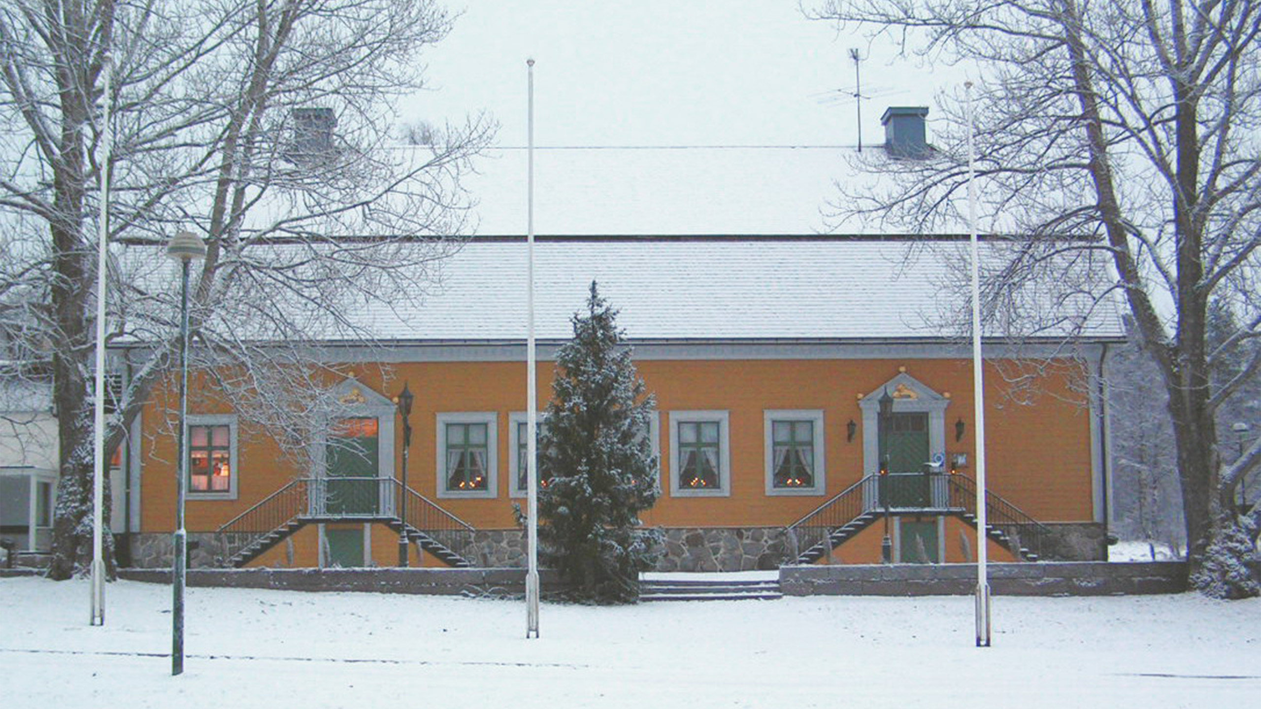En snöbetäckt herrgård i juletid.