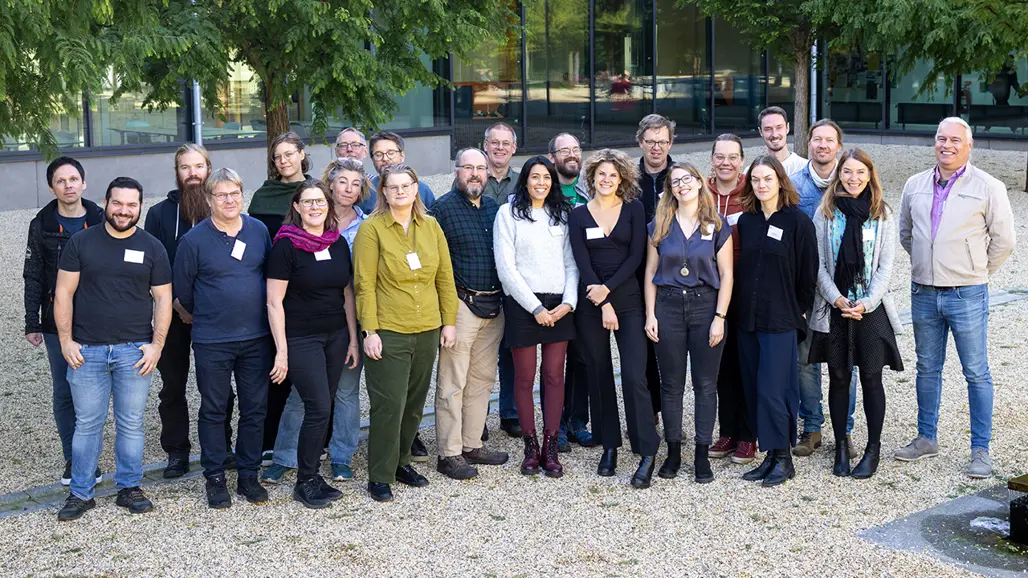 Gruppbild på forskare på ljus gårdsplan. Foto"