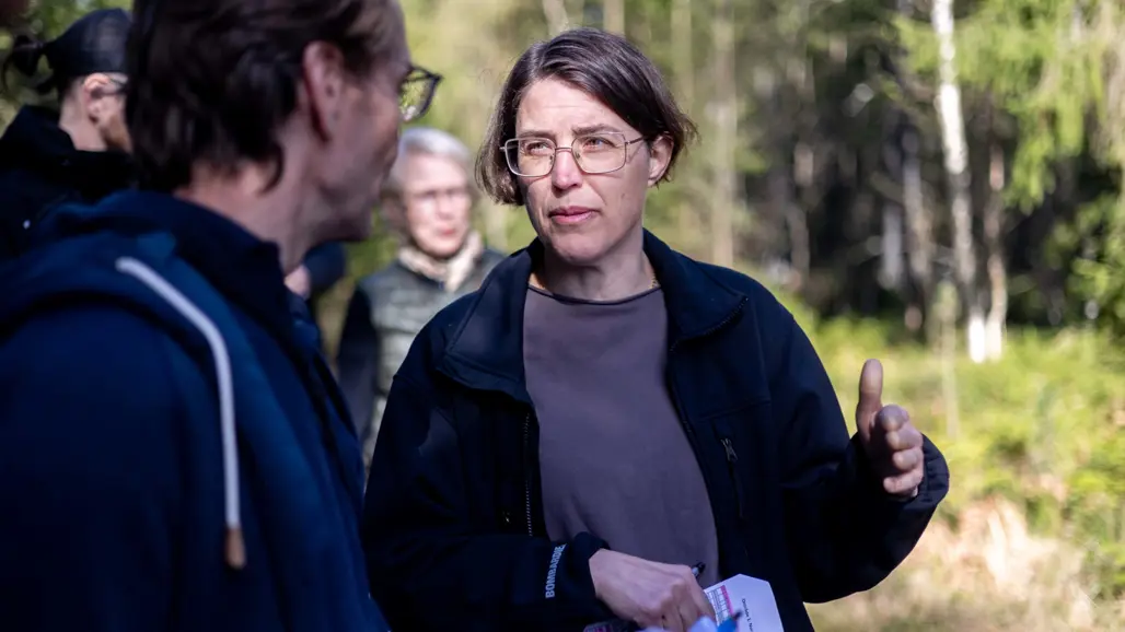 Kvinna och man pratar i skogen