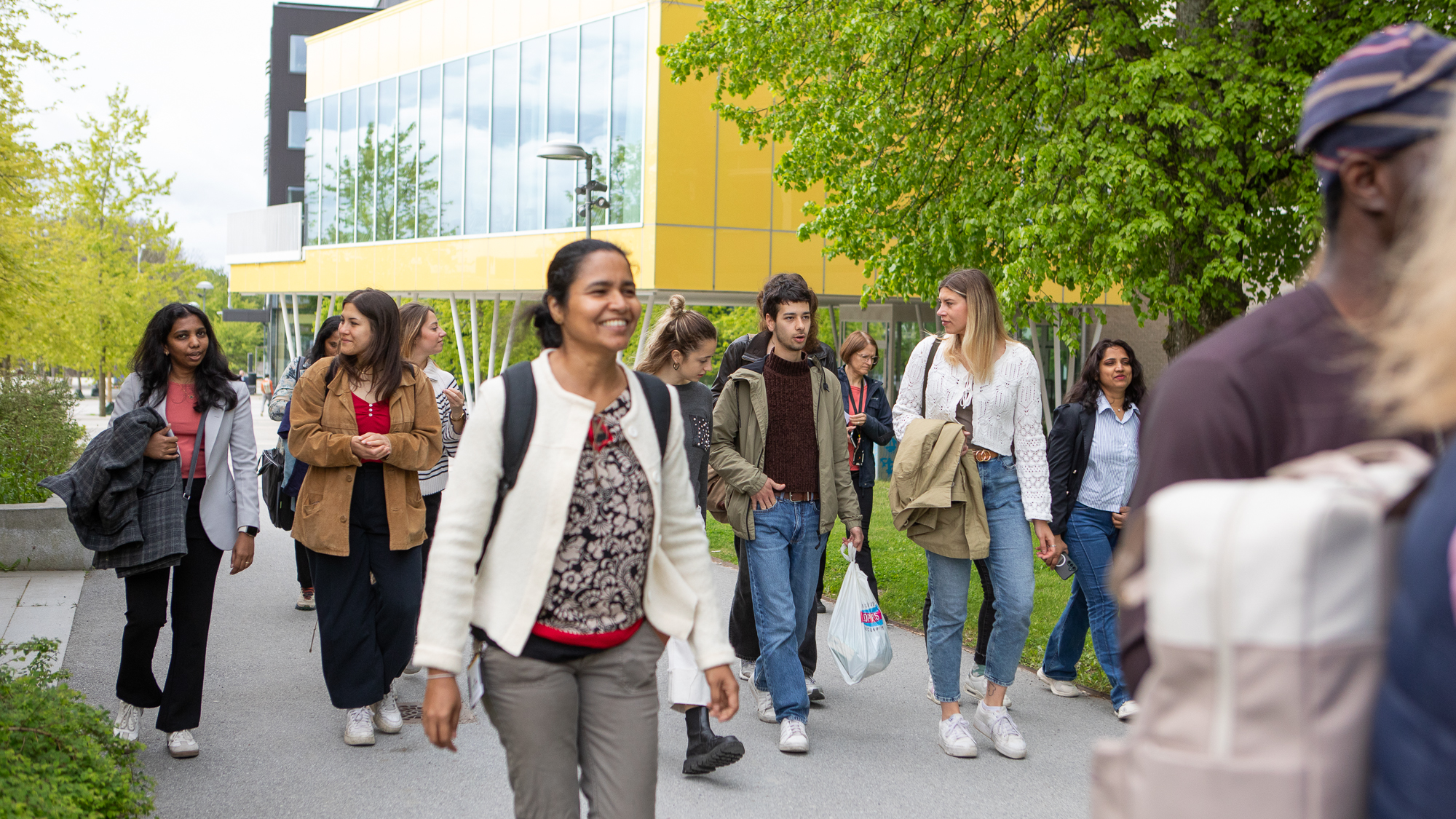 Students walking outdoors in Campus Ultuna