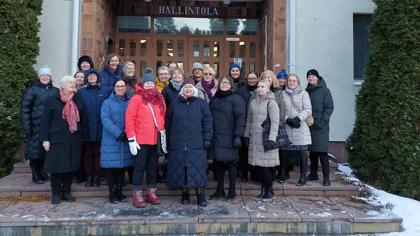 Gruppbild på en trappa utomhus