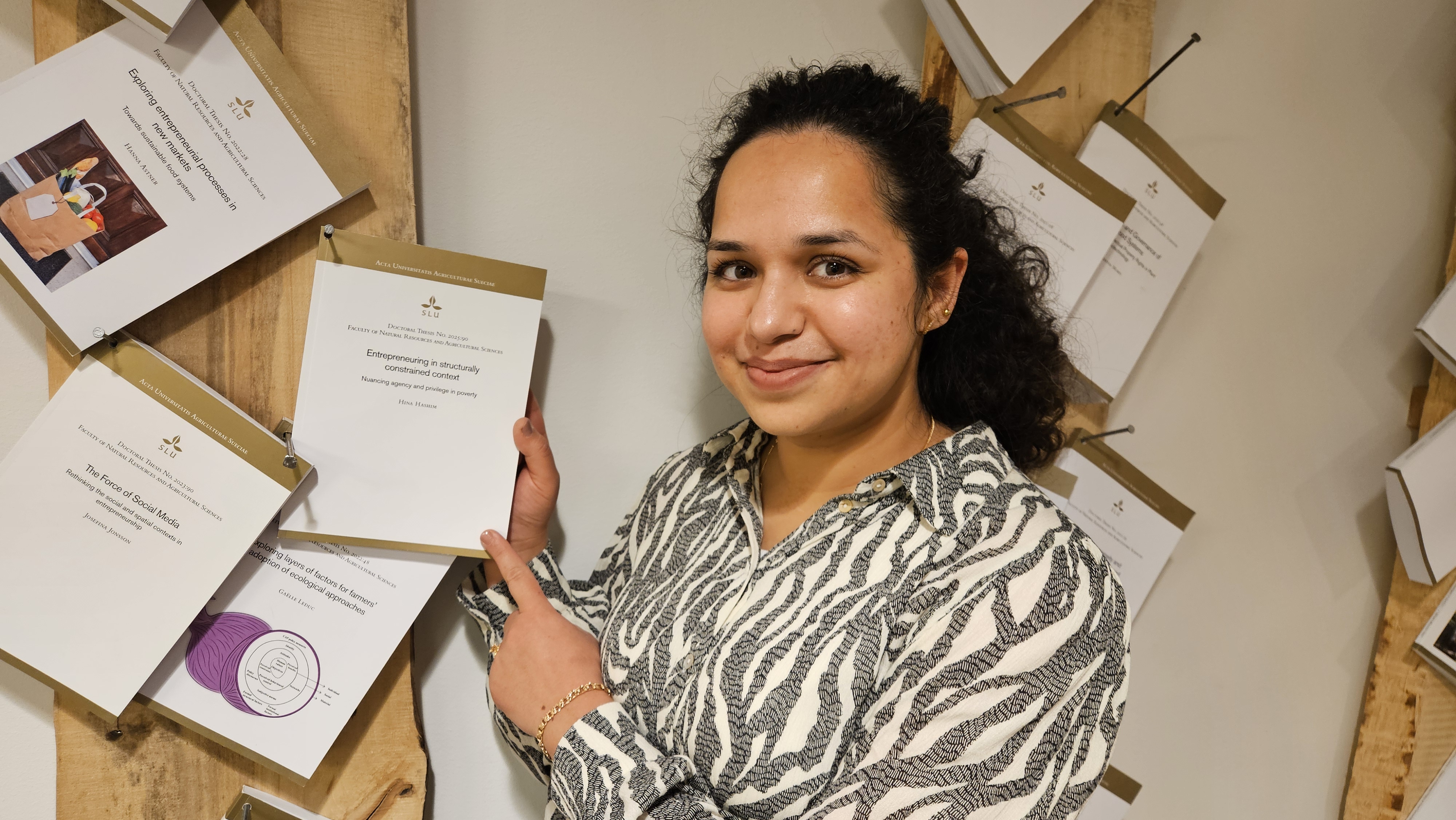 The doctoral student Hina Hashim with her nailed thesis