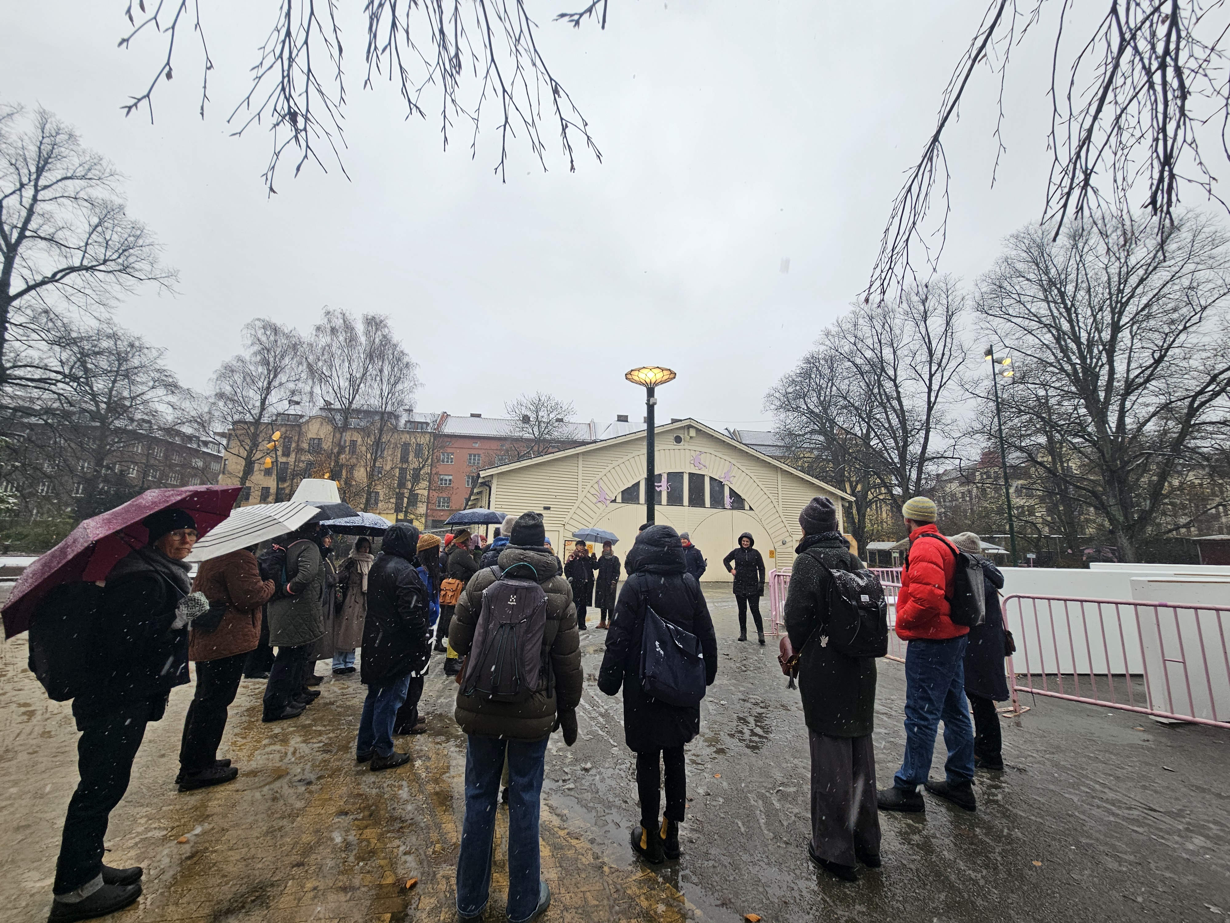 En grupp lyssnar på en talare utomhus