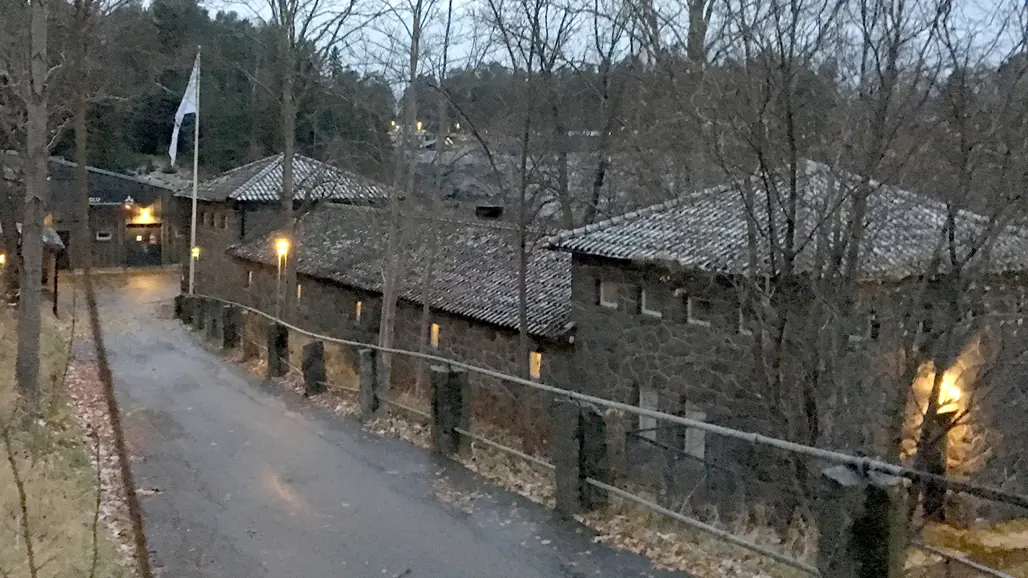 Gammal stenbyggnad vid Dalälvens strand