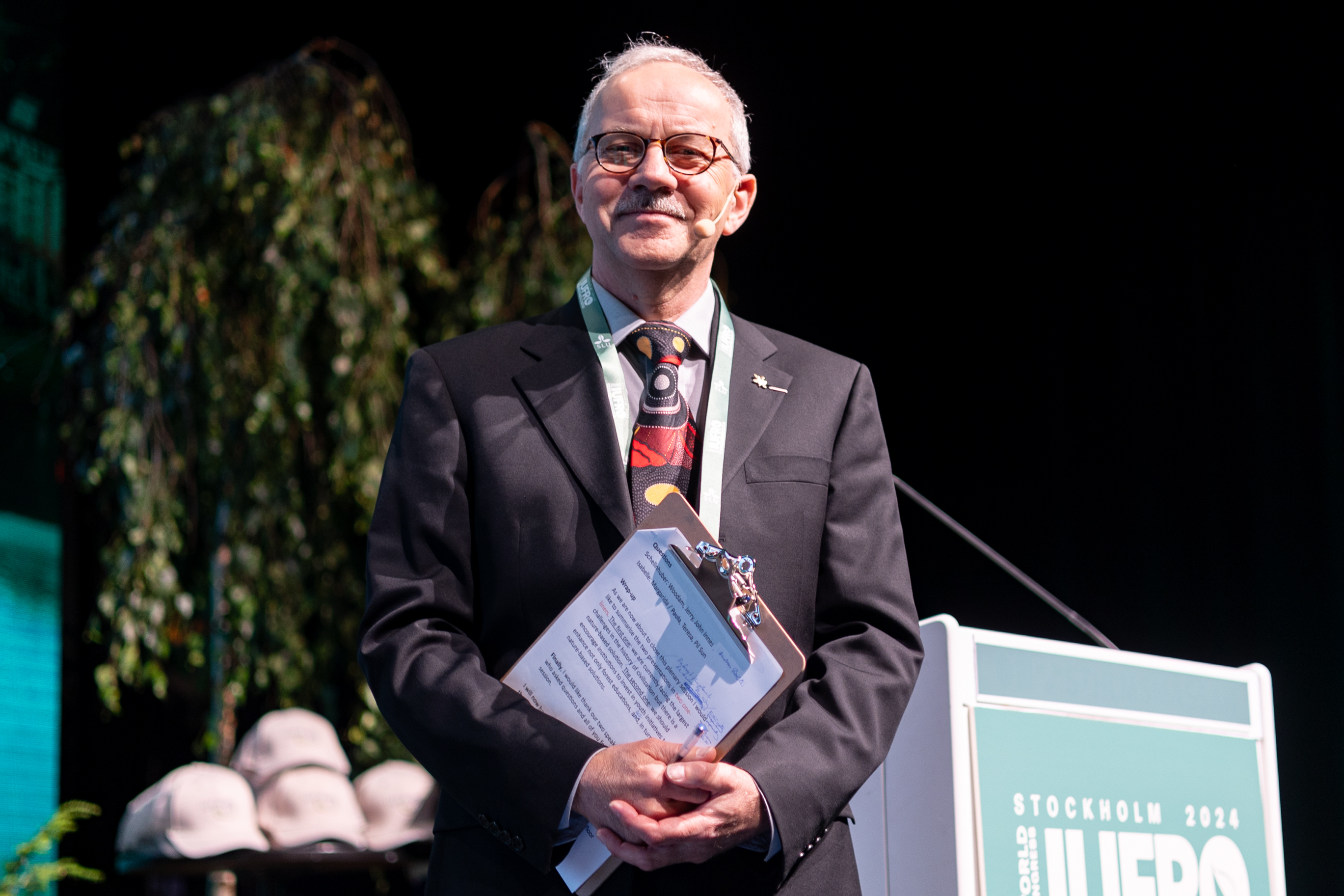 Porträtt i halvfigur av man klädd i kavaj