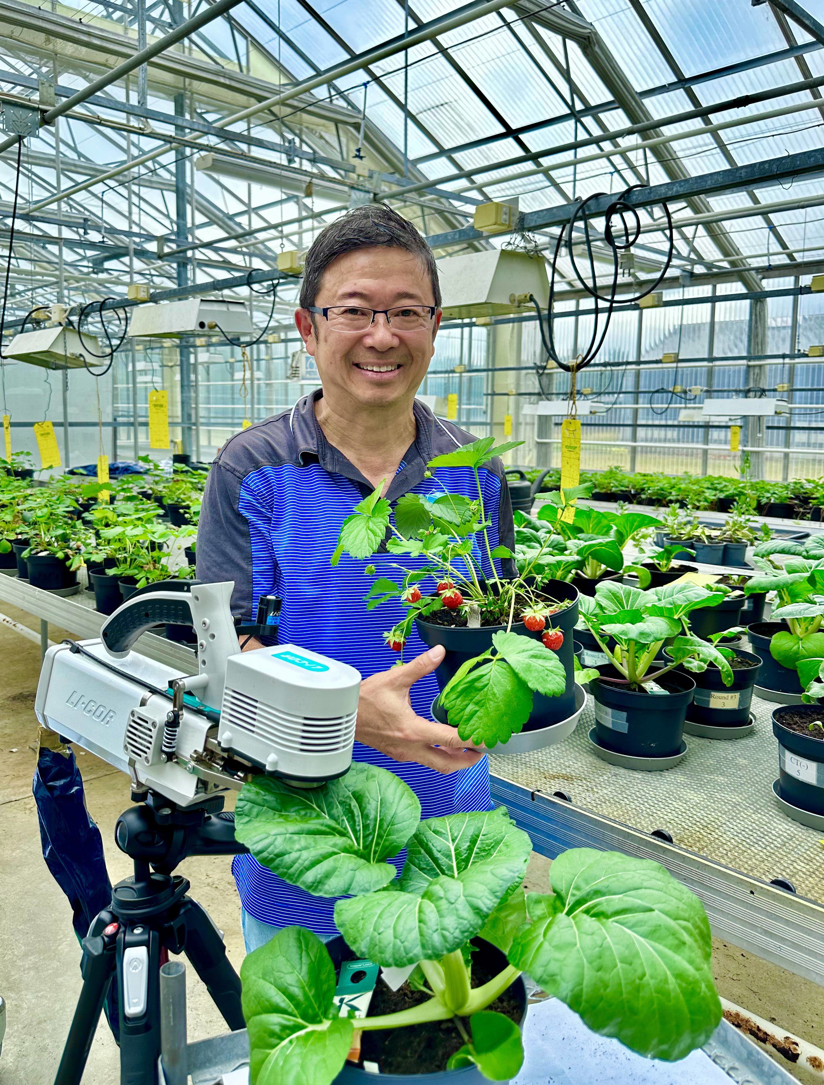 Portrait photo of Jean Yong