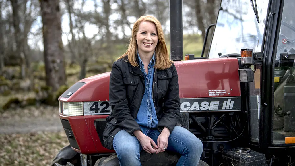 Annie Lööf sitter på en traktor.