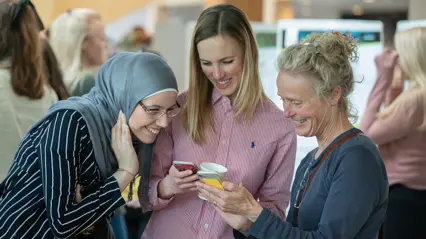 Studenter och lärare samspråkar.