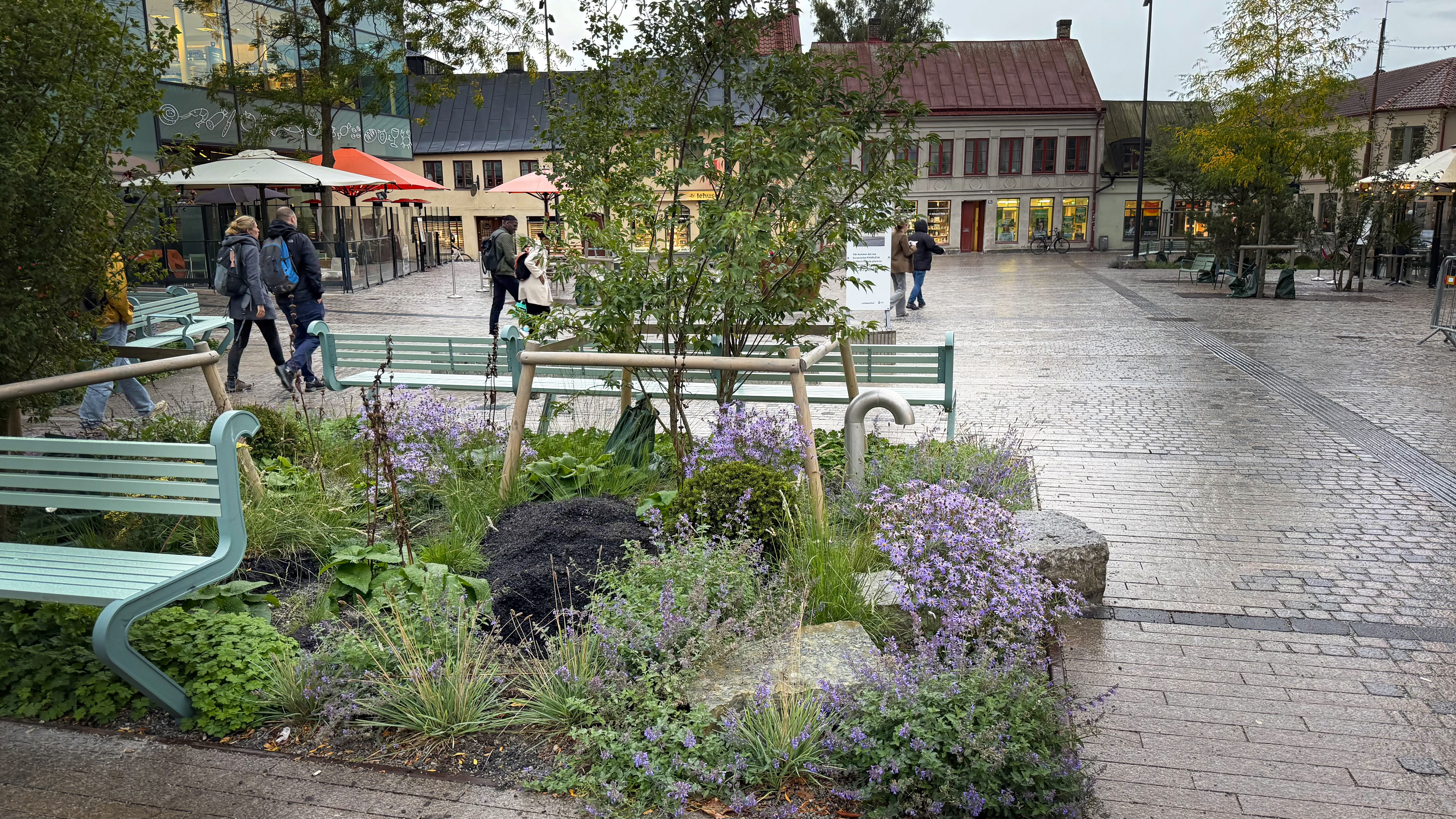 Växtbädd på ett torg