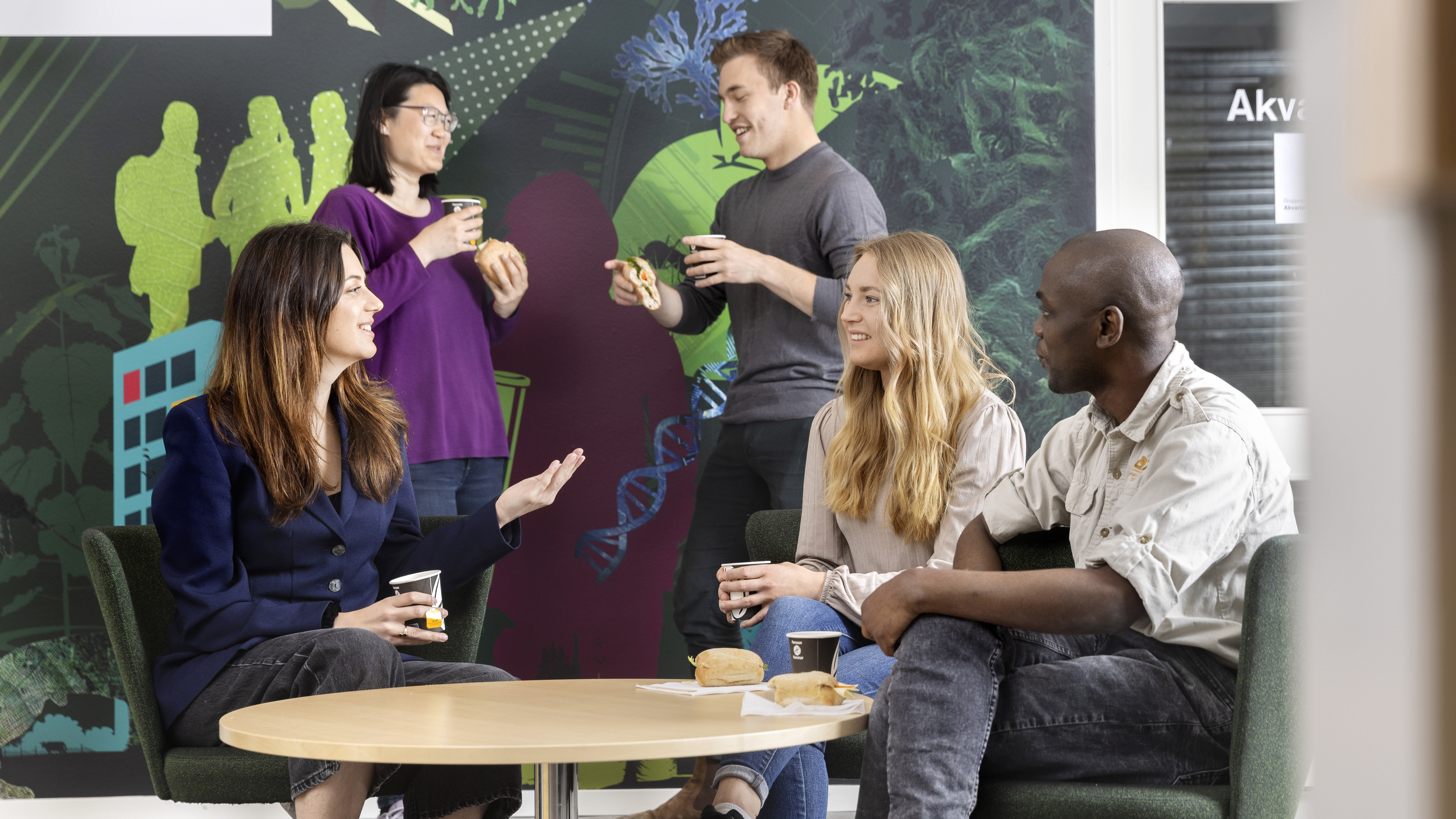 Studenter som samtala runt ett bord