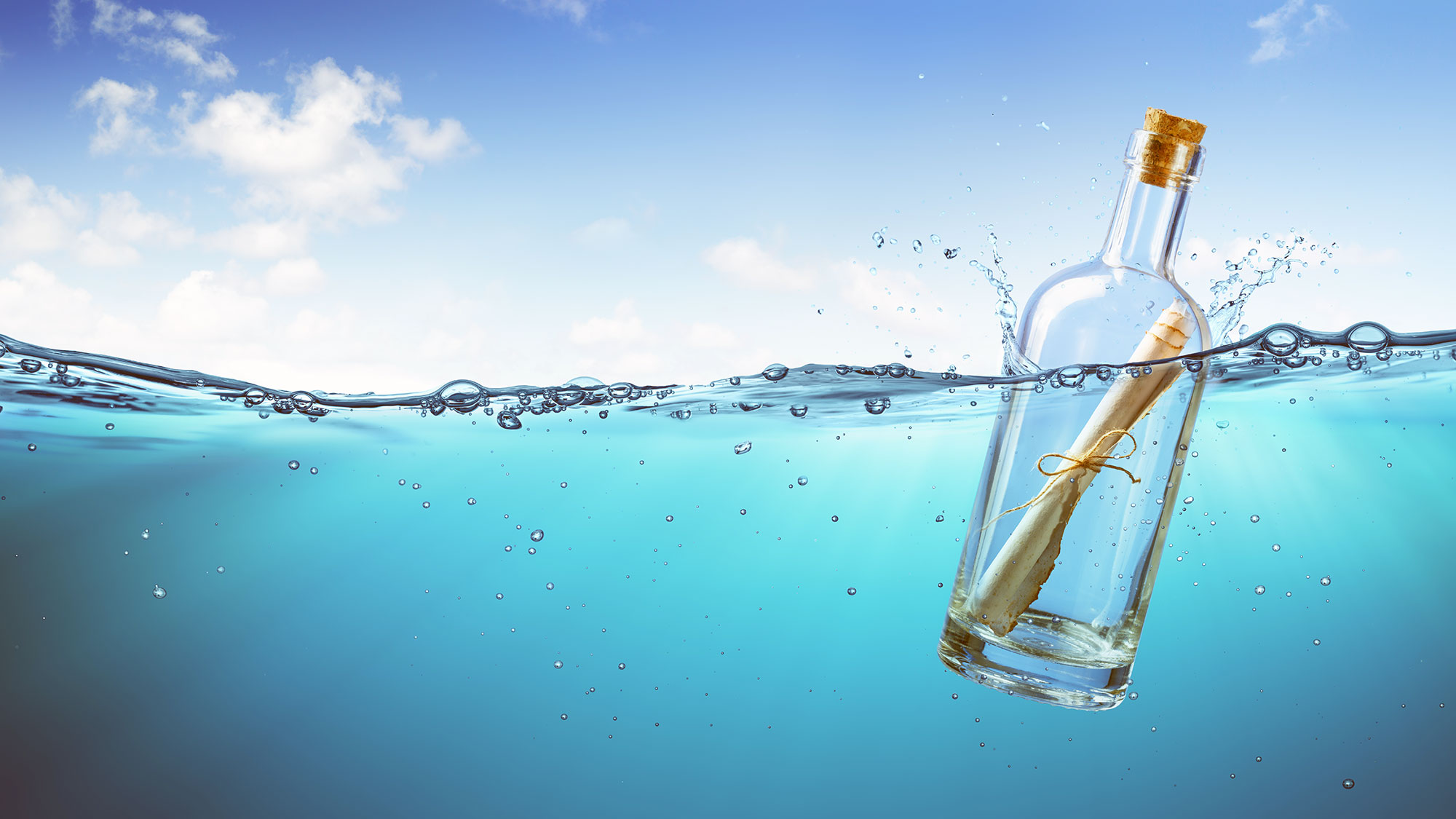Flaskpost flyter i havet. Illustration/bild: Shutterstock.