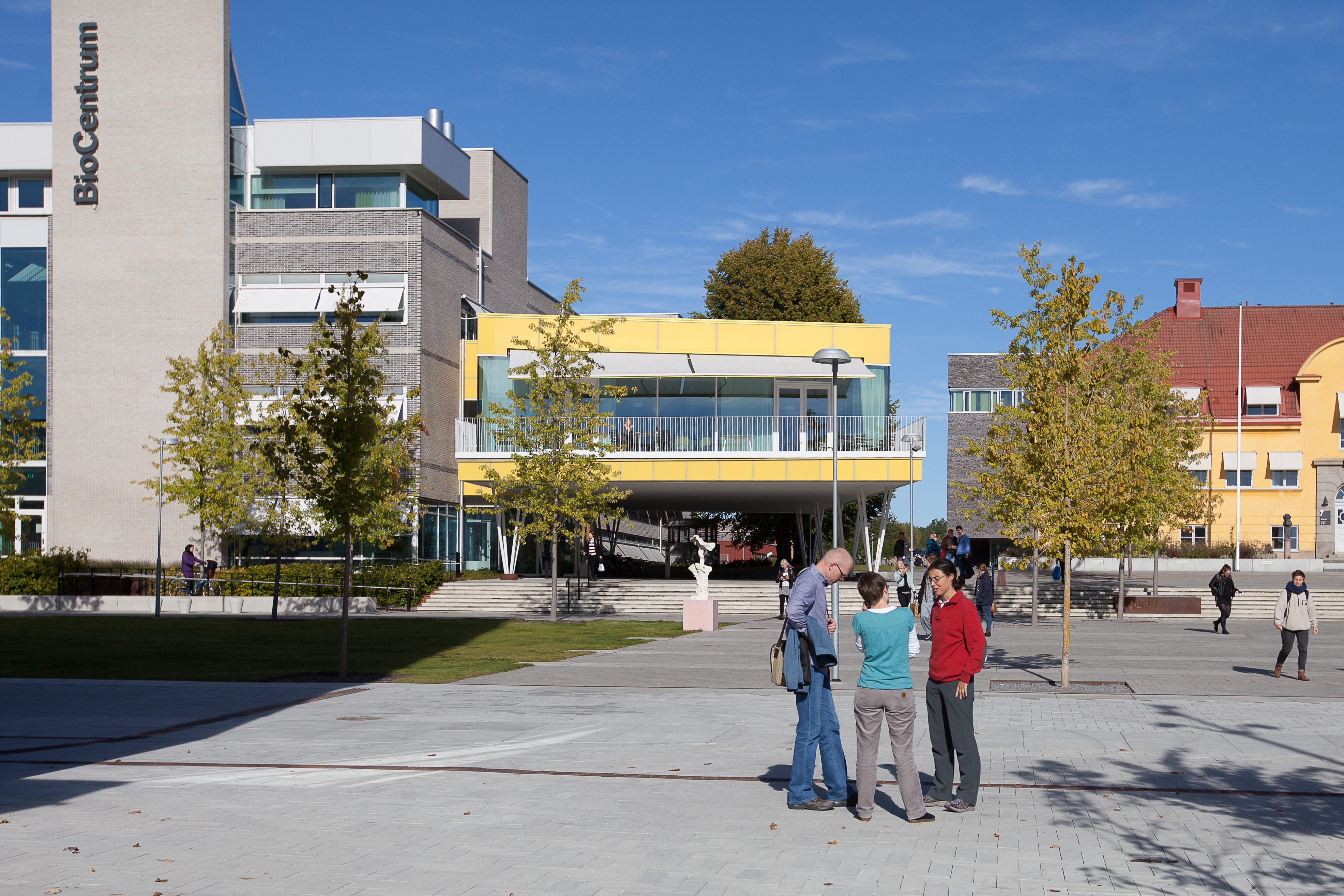People in front of the SLU biocenter