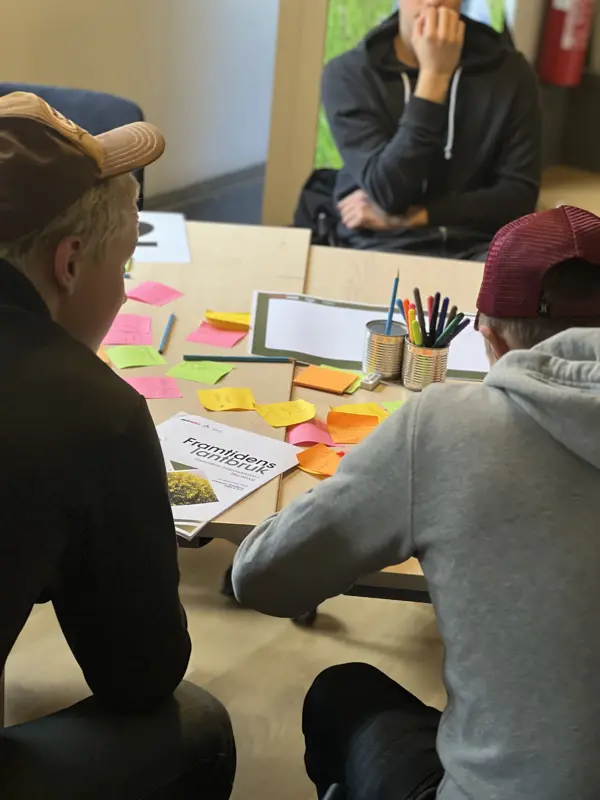 Elever vid bord med post-itlappar