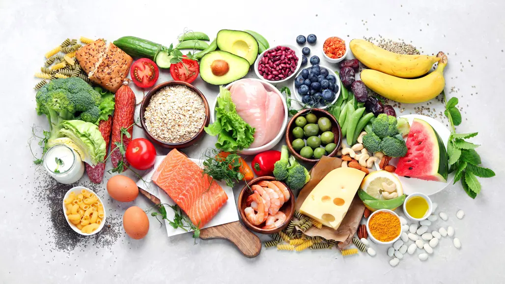En mängd olika livsmedel och råvaror: kött, frukt, grönsaker, linser, oljor och nötter m.m. Foto: Shutterstock.