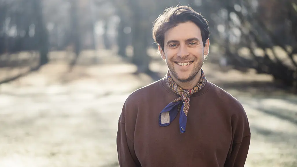 En man som ler i en park