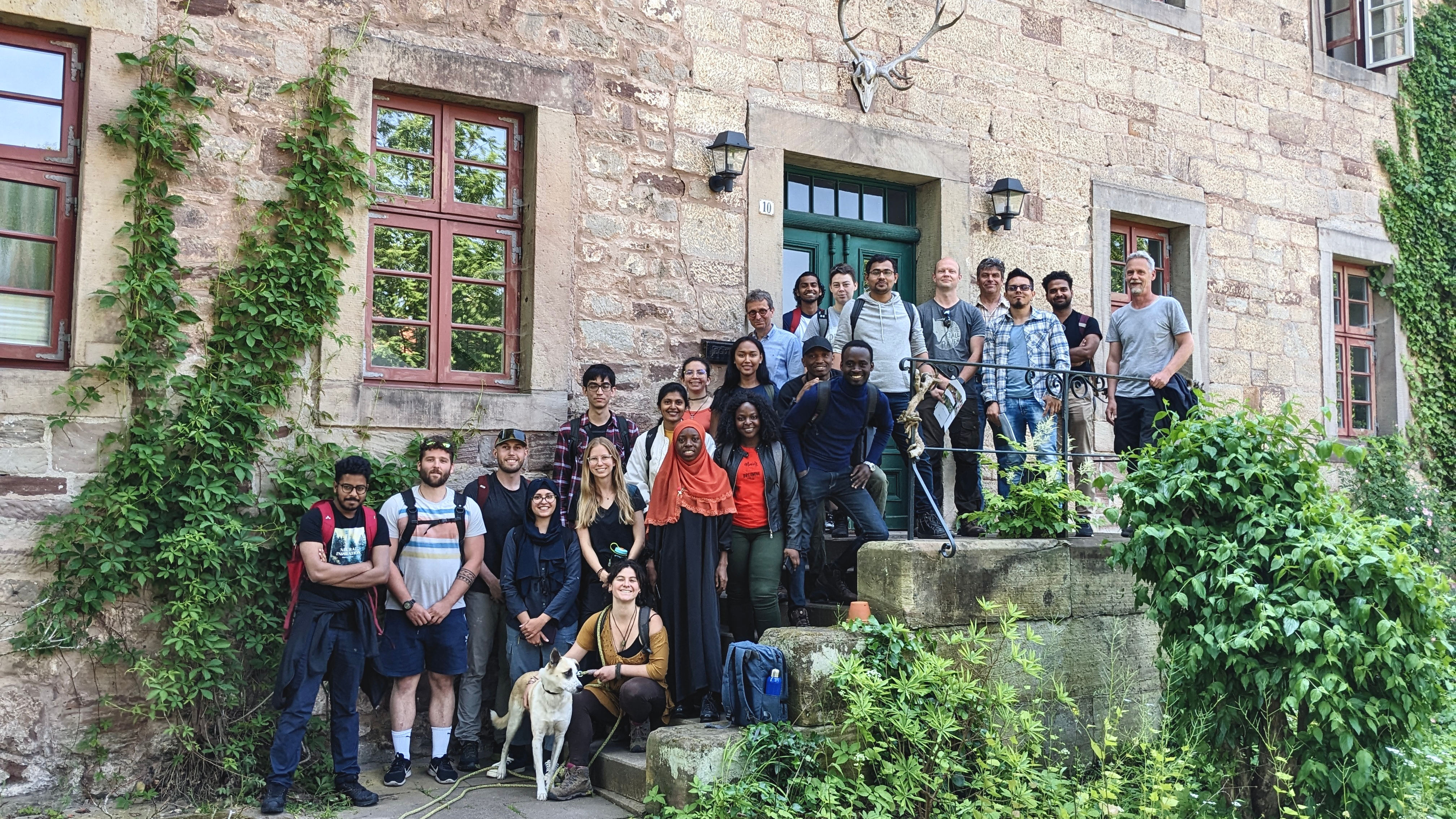 Freya och klasskompisar och lärare