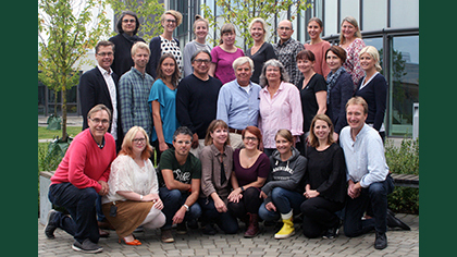 Foto av en grupp människor utanför en forskningsbyggnad.