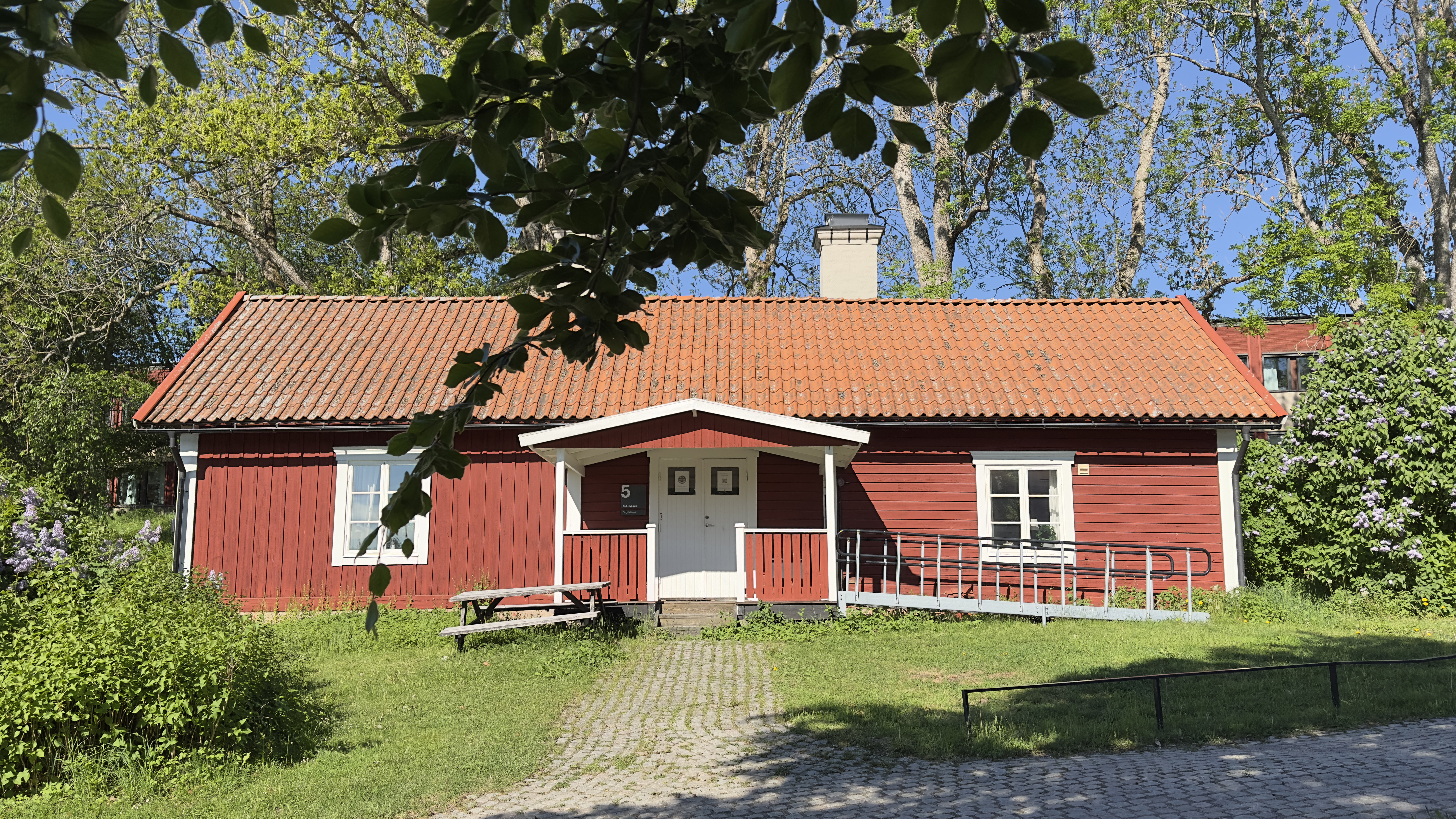 Ett rött torp som heter Birgittatorpet