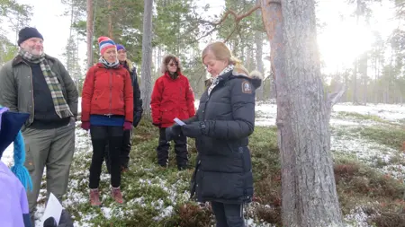En guideövning med flera personer utomhus