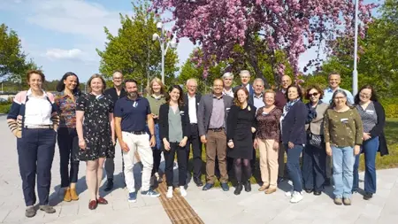 Ett gruppfoto utomhus.