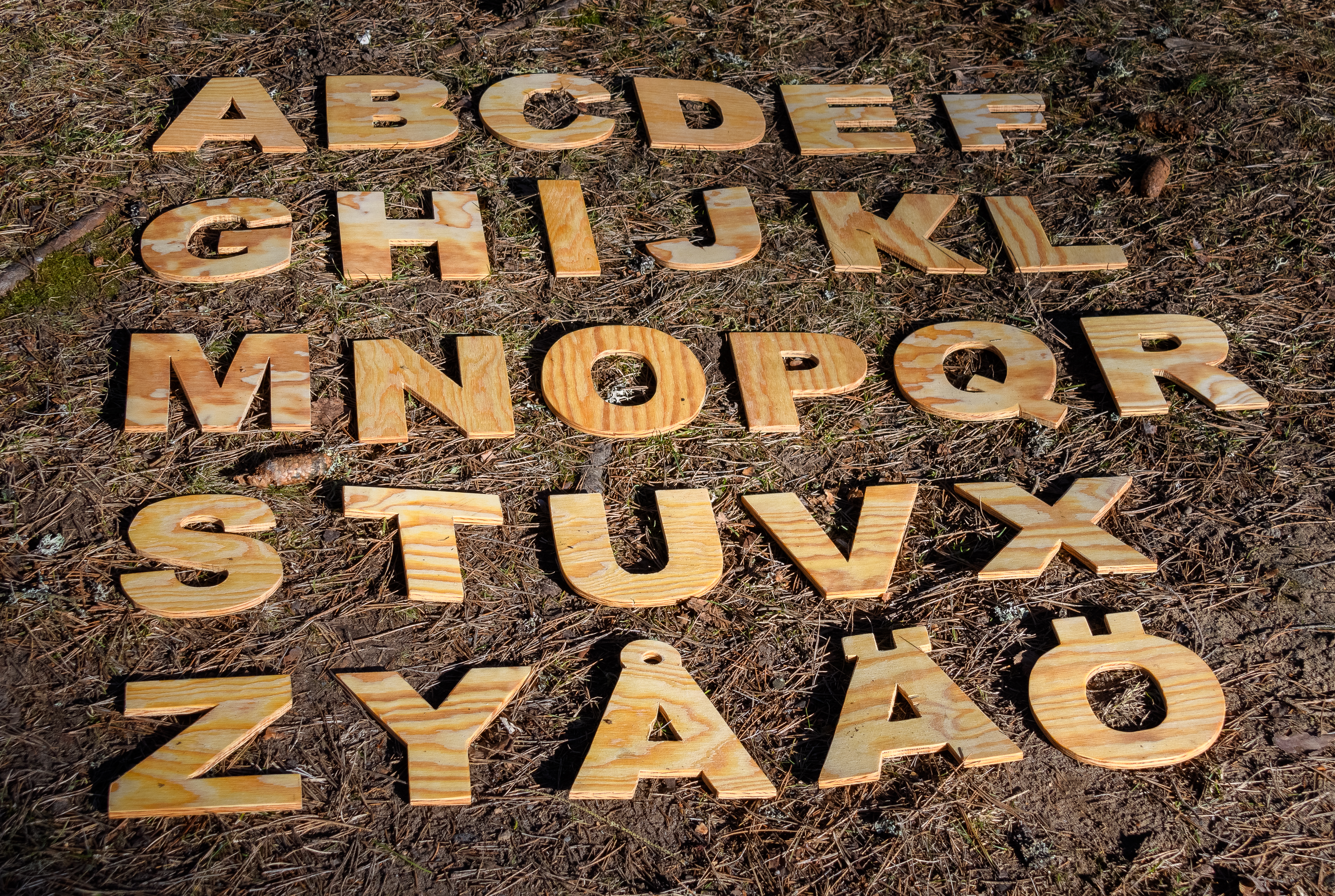 Utsågade träbokstäver