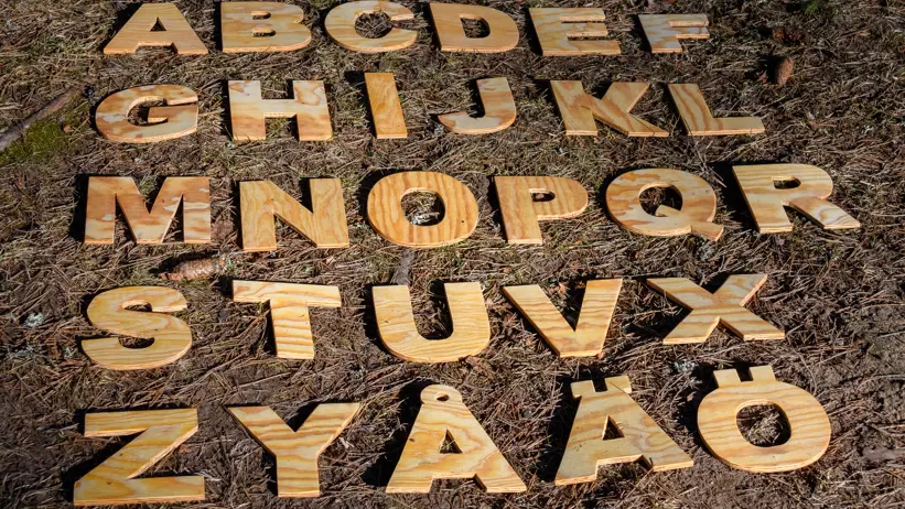 Utsågade träbokstäver