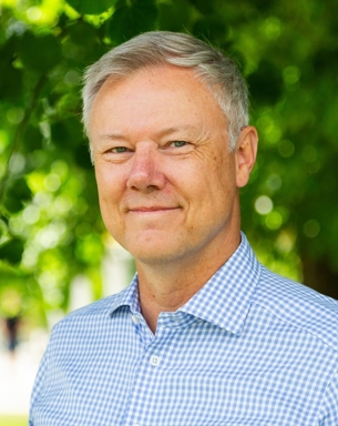 portrait photo of Noél Holmgren