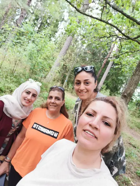 Fyra kvinnor i skogen