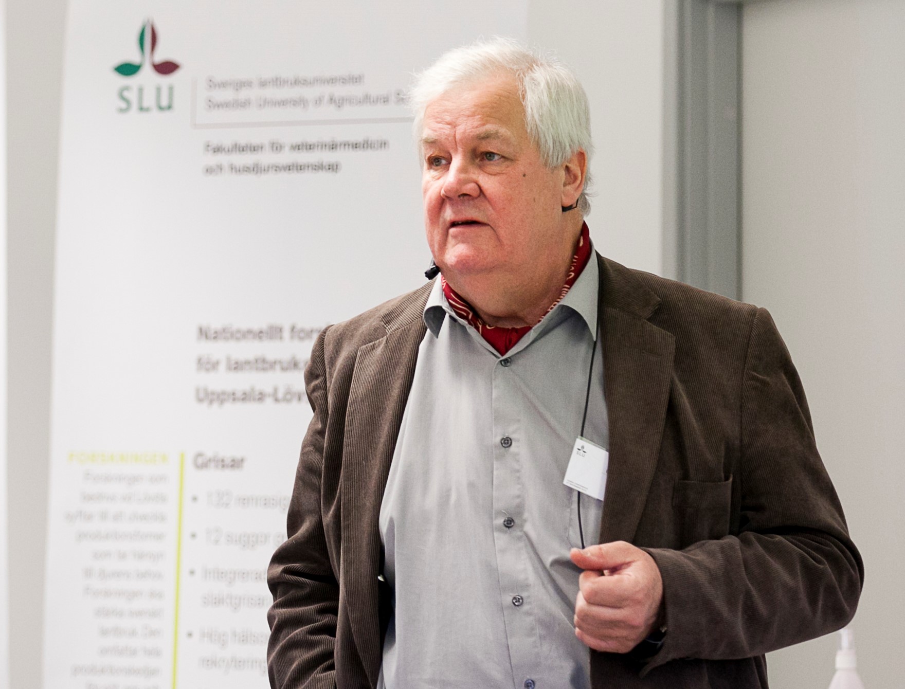 Man med vitt hår som undervisar