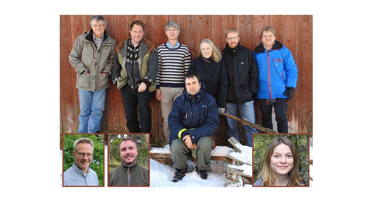 Personer som står mot en röd husvägg, en person sittandes framför och ett inklippt foto.