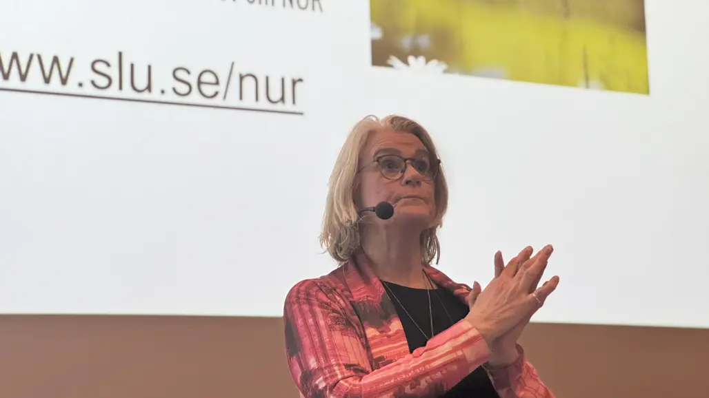 En kvinna talar inför publik