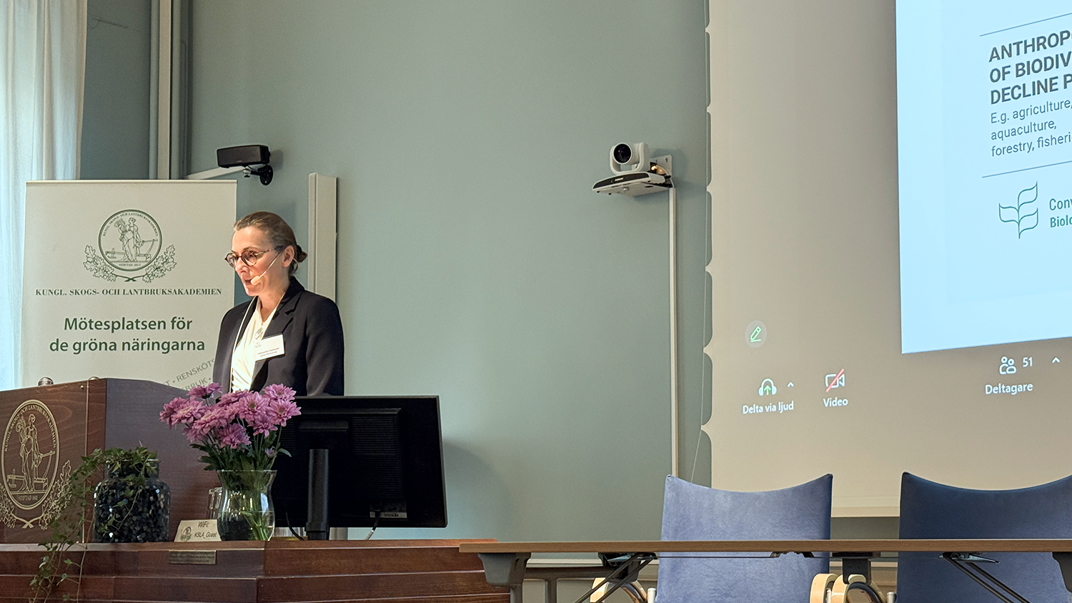 Aleksandra vid podiet på KSLA