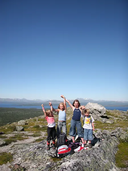 En grupp barn utövar friluftsliv