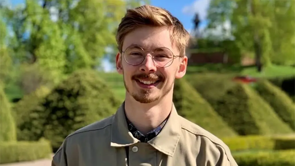 Ung man med glasögon